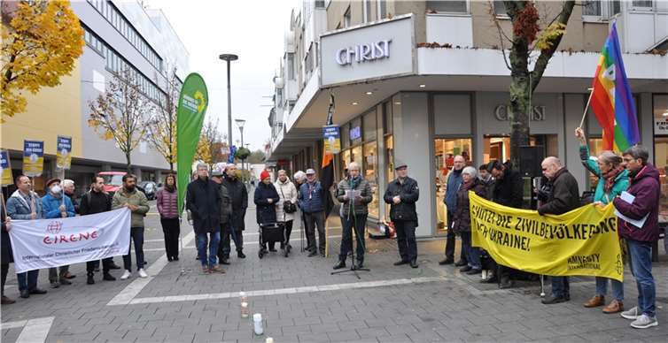 50 Teilnehmer hatten am Samstag trotz ungemütlichen Wetters den Weg zur Neuwieder Friedenskundgebung am Engel der Kulturen gefunden. Foto: privat
