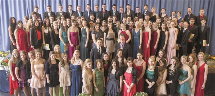 50 junge Frauen und 41 junge Männer legten ihre Prüfungen erfolgreich ab.Fotostudio Doris Schnorbach