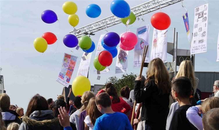 500 Ballons stiegen gen Himmel.Fotos: Deutscher Kinderschutzbund e.V., Ortsverband Höhr-Grenzhausen