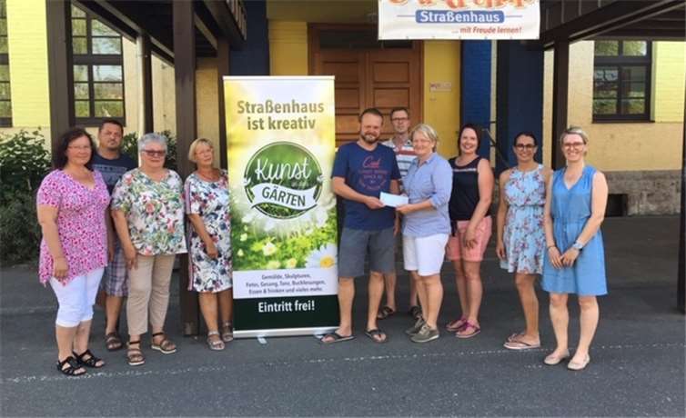 500 Euro gingen an das „Kongo“-Projekt der Grundschule Straßenhaus. Fotos: privat