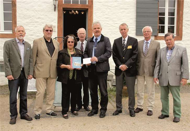 500 Euro spendete der Lions Club Bonn-Rhenobacum für dringend erforderliche Mittel zur Herausgabe eines weiteren Bandes. Der Präsident des Lions Club Bonn-Rhenobacum, Rheinbachs Bürgermeister Stefan Raetz (4.v.r.), überreichte die Spende persönlich. STEIN