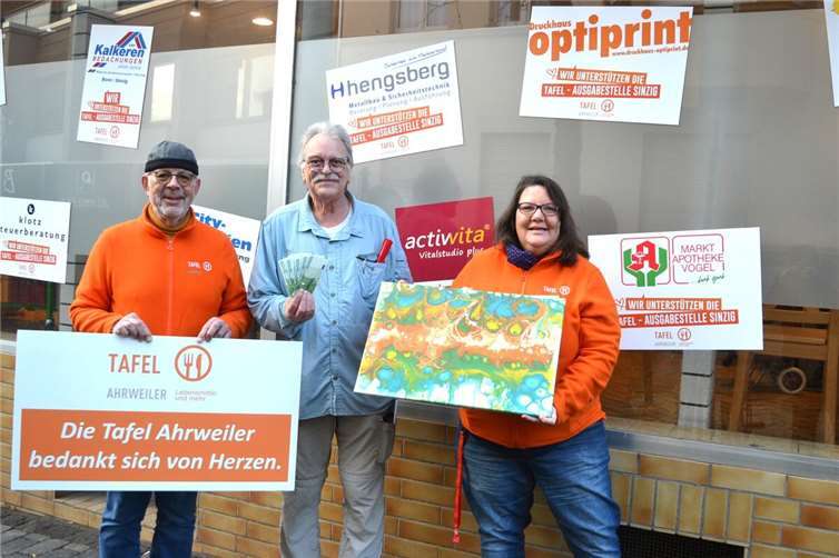500 Euro vom Verkauf eigener Gemälde in Sinzig gespendet.  Foto: Eberhard Thomas Müller