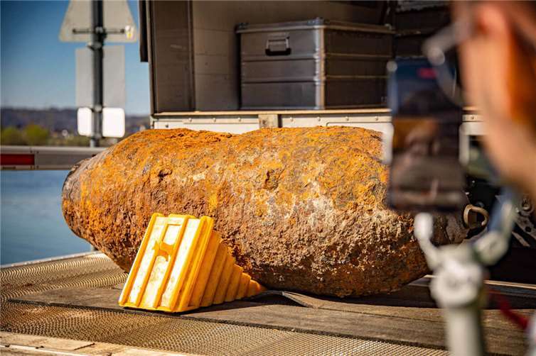 500-Kilo-Fliegerbombe in Koblenz wurde erfoglreich entschärft 500 Kilogramm schwer war der amerikanische Blindgänger, der am Freitag auf einem Baggerschiff in der Mosel entschärft wurde.