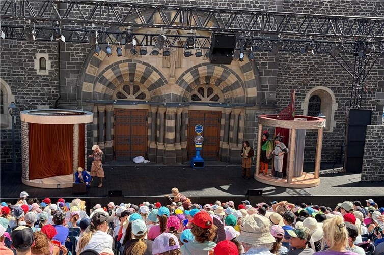 500 Kinder sind der Einladung der evm zu den Burgfestspielen gefolgt. Aufgeführt wurde das Märchen „Die Bremer Stadtmusikanten“.