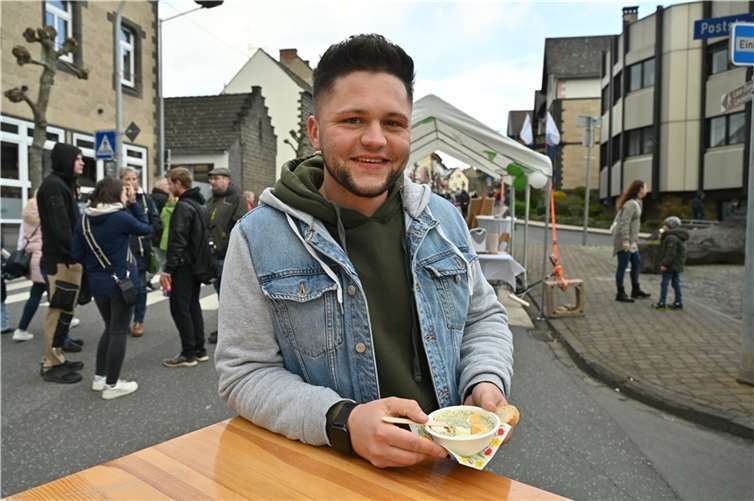 500 Portionen grüne Soße mit Ei wurden kostenlos an die Besucher abgegeben.