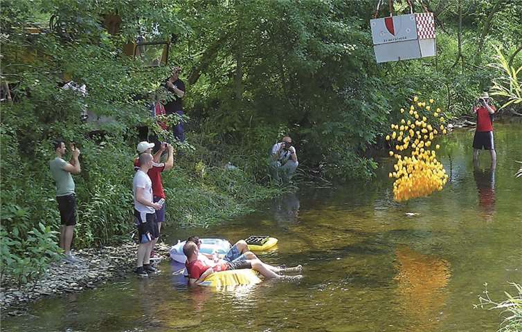 500 Quietscheentchen wurden an der Ahr in die Fluten geworfen und strebten dem Ziel entgegen.WM