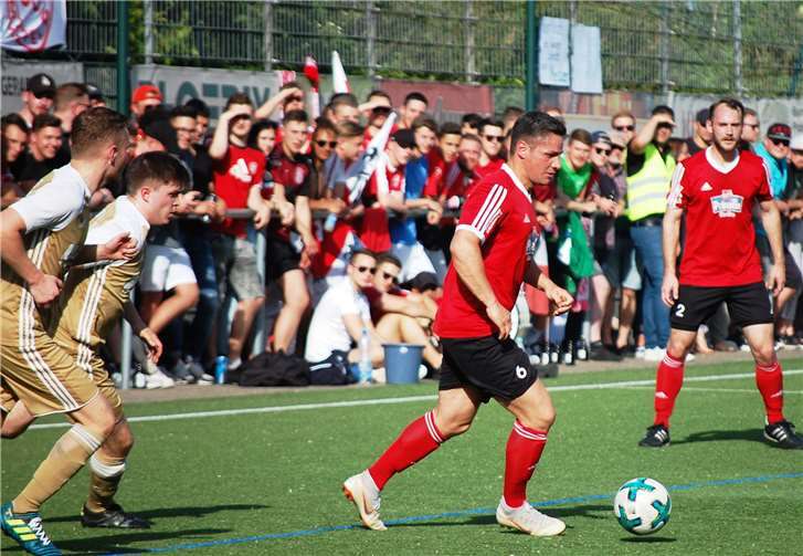 500 Zuschauer, davon knapp 100 aus Sinzig, bildeten auf dem Kunstrasenplatz in Mertloch eine prächtige Kulisse.