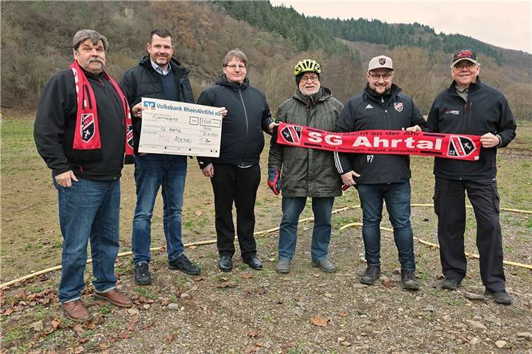 5.000 Euro aus dem Erlös der Nordschleife Pur gingen an einen Verein im Ahrtal. Foto: W. Dreschers