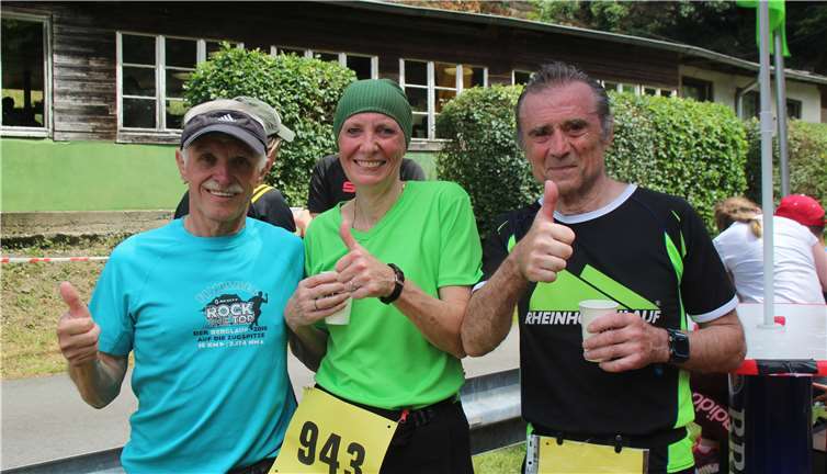 5.000 Meter „Walken“: Josef Weber (LT Sternberg Linz, li.) belegte den 1. Platz, bei den Damen gewann Maria Langers vom DJK Ochtendung. Hans Liesenfeld (Lt Heimbach-Weis/Neuwied) belegte Platz 3.