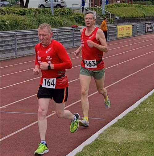 5000 m B-Lauf beim Bahnabend in Mayen – Zweikampf Markus Fary und Martin Berke. Fotos: privat