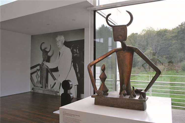 5089,1: Die Bronze „The King playing with the Queen” (Der König spielt mit der Königin) ist neben dem Foto, das Max Ernst mit seiner Arbeit 1954 in Venedig zeigt, zu sehen. -HG-