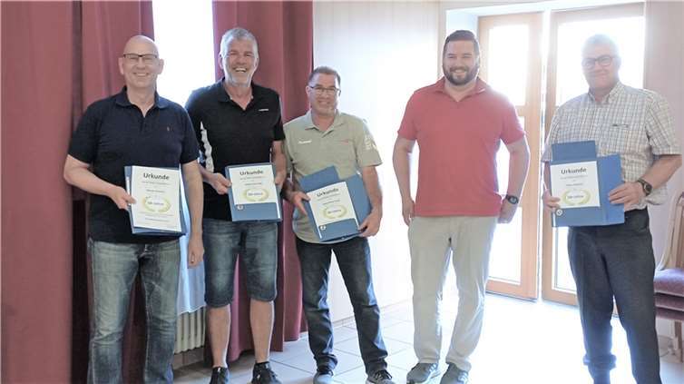 Leichtathletik-Abteilungsleiter Kurt Schüller erhielt die Ehrenmedaille des Vereins 50er Jubilare v.l.n.r.: Bernd Günther, Hajo Helf, Peter Wolf, Vorsitzender Mirko Menzenbach, Peter Wagner..