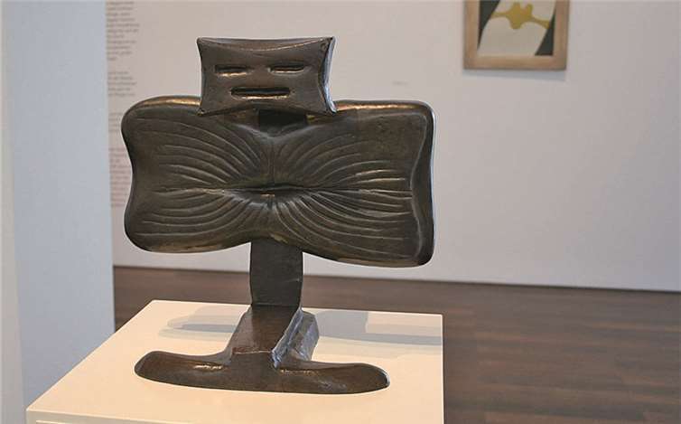 5101,1: Mensch und Pflanze vereint Max Ernst in dieser „Jeune femme en forme du fleur“ (Junge Frau in Gestalt einer Blume).