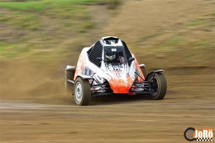 #525 Mike Westhoff gibt Vollgas und lässt es bei der 27. ADAC Int. Deutschen Autocross-Meisterschaft in Höchstädt ordentlich fliegen. 