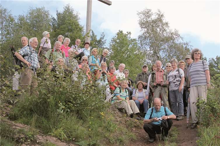 53 Wanderfreunde erfreuten sich eines herrlichen Ausblicks in die Eifel. privat