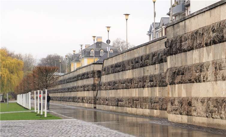 54 Jahre nach der ersten Beschlussfassung wird der Neuwieder Deich mit Schildern „Robert-Krups-Deich“ versehen.