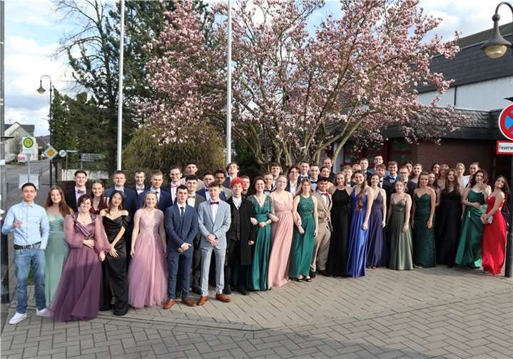 54 Schülerinnen und Schüler haben in diesem Jahr die Allgemeine Hochschulreife am Mittelrhein-Gymnasium Mülheim-Kärlich abgelegt. Quelle: Mittelrhein-Gymnasium