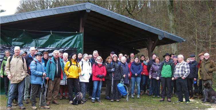 54 Wanderlustigen am Start- und Endpunkt der Wanderung, der Eifelvereinshütte Antweiler. privat