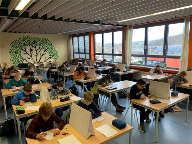 55 Schüler:innen knobelten an den mathematischen Multiple-Choice Aufgaben.