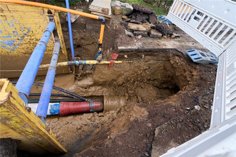 5,5 Tonnen Gewicht: Die neue Leitung wurde unterirdisch über einen 156 Meter langen Bohrtunnel eingezogen.