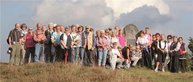 55 Wanderfreunde machten sich auf eine 10 km lange Wanderung. privat