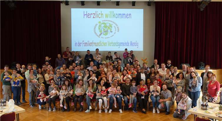 56 neue Erdenbürger in der Verbandsgemeinde Mendig waren mit ihren Eltern und Geschwistern in die Laacher See Halle gekommen. Foto: VG Mendig