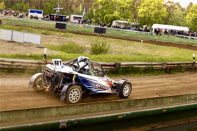 #561 Marco Westhoff jagt den Cross-Buggy spektakulär durch Dauban. 
