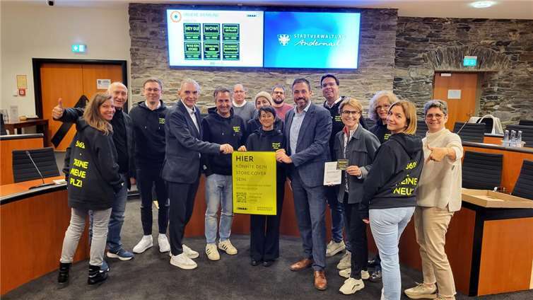 „56626 - Deine neue PLZ“ steht auf den Hoodys der Vorstandsmitglieder.  Fotos: WAMFO.DE