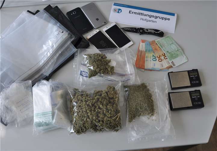 580 Gramm Marihuana, Bargeld, Feinwaagen und Verpackungsmaterial wurden bei einem 22-Jährigen sichergestellt. Foto: Polizei