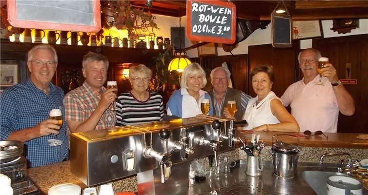 5o Jahre nach dem Abitur trafen sich in der Stammkneipe v.li.: Karl Heinz Franzen, Hans Peter Röhrig, Hiltrud Eckerskorn, Ursula Zenzen, geb. Kirstgen, Herwin Eckerskorn, Waltraud Mixa, geb. Dillmann und Bernd Hellhake.privat