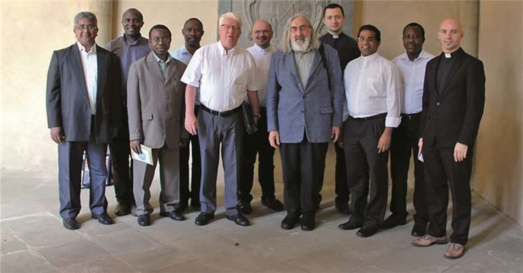 (5.v.l.) Dompropst Werner Rössel, Bischofsvikar für weltkirchliche Aufgaben, und Priesterreferent Dr. Markus Nicolay (1.v.r.) begrüßten die Priester beim Treffen ihnen Trier. Foto: Bischöfliche Pressestelle Trier