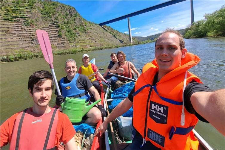 6 Kanuten aus Mendig und Bell waren bei der Umweltaktion mit vollem Elan dabei.  Fotos: privat