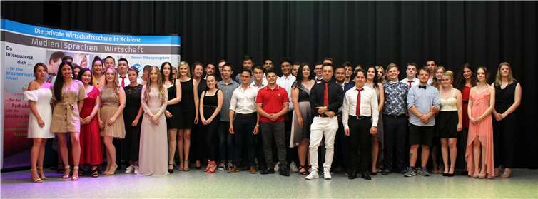 60 Absolventinnen und Absolventen erhielten an der Dr. Zimmermannschen Wirtschaftsschule ihren Abschluss.Quelle: Dr. Zimmermannsche Wirtschaftsschule