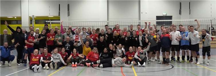 60 Aktive und etliche Zuschauer waren der Einladung gefolgt und verbrachten einen Volleyballabend auf dem Spielfeld, der Tribüne oder am Büfett.  Foto: VC Neuwied