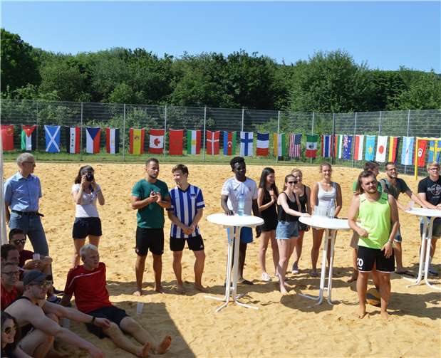 60 Flaggen aus 60 Ländern säumten denfertiggestellten Multi-Beach-Court. Fotos: -AB-