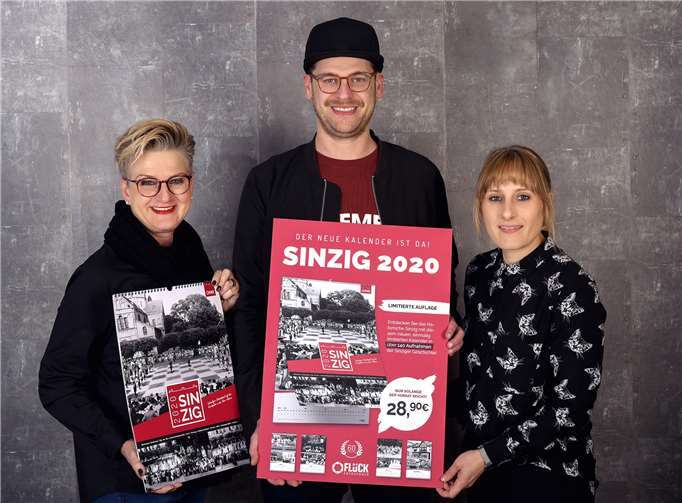 60 Jahre Foto Flück: zum Firmenjubiläum erscheint in vierter Auflage der neue Jahreskalender „Sinzig 2020“ mit historischen Bildern der Stadt. (v.l.) Claudia Flück-Debüser, David Karich, Stephanie Müller.Foto: Foto Flück