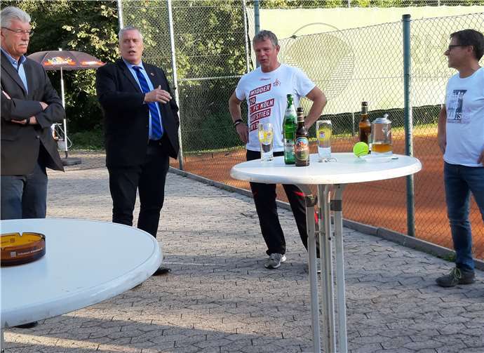 60 Jahre TC Burgbrohl. (v.l.) Rolf Hans stellv. Verbandsgemeinde, Ortsbürgermeister Walter Schneider, 1.Vorsitzender Wolfgang Adams, 2.Vorsitzender Guido Krimmel.Fotos: privat