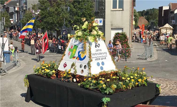 60 Jahre Verbrüderung: Auch beim großen Festumzug am Sonntag war die Gemeinde Bruttig-Fankel mit einem Motivwagen vertreten. Fotos: Thomas Hess