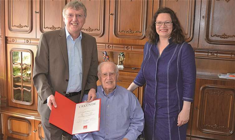 60 Jahre bei den Genossen (v. l.): Ingo Terschanski, Fritz Engelhardt und Andrea Nahles. privat