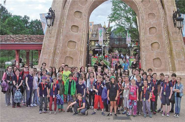 60 Messdiener aus Mendig vor den Toren des Holiday Parks.privat