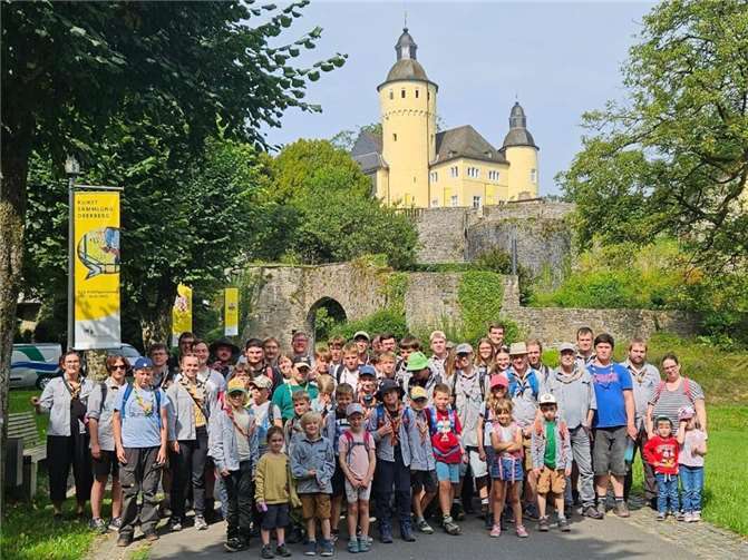 60 Pfadfinderinnen und Pfadfinder aus Mendig beim Ausflug zum Schloss Homburg.  Foto: privat