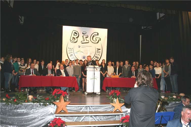 60 Schülerinnen und Schüler der Realschule plus in Niederzissen unterzeichneten die Verträge zur Ausbildungsplatzgarantie im Rahmen des BiG-Projekts.WK