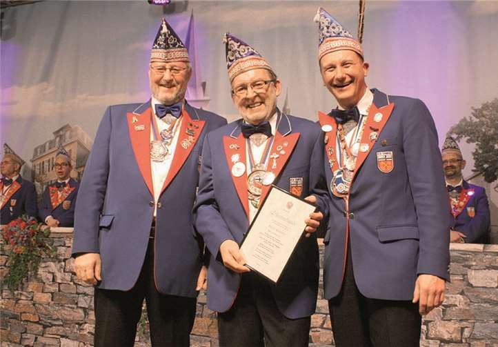 „60 bist du gerade mal geworden: Mach weiter so und hier der Orden“, schloss Georg Gerdom seine Lobeshymne. DL