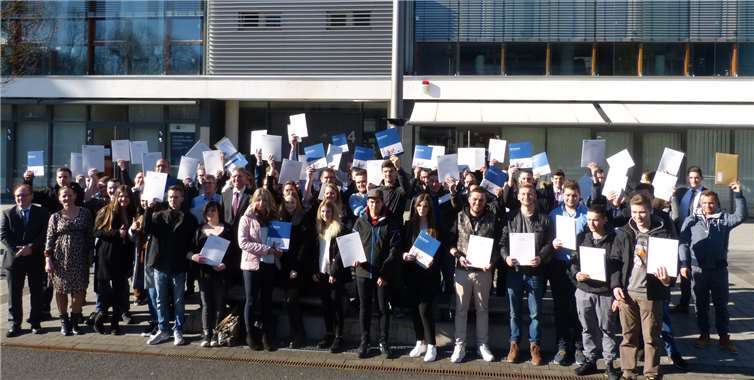 60 ehemalige gewerblich-technische und kaufmännische Auszubildende sind nun bereit für das Berufsleben. Foto: privat