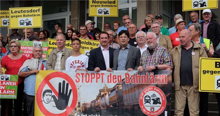 60 engagierte Menschen waren zum Neuwieder Bahnhof gekommen, um gegen die Lärmbelästigung durch den Bahnverkehr zu demonstrieren.privat