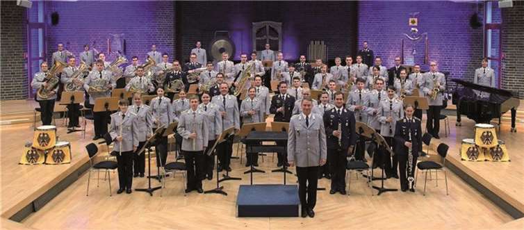 60 junge Soldatinnen und Soldaten spielen in der Rheinbacher Stadthalle auf.privat