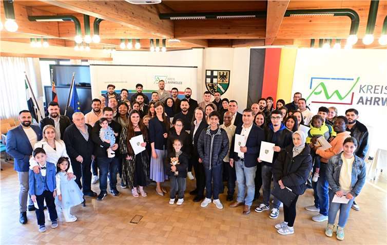 60 neue deutsche Staatsbürgerinnen und -bürger aus dem Kreis Ahrweiler wurden feierlich eingebürgert.  Foto: Kreisverwaltung Ahrweiler / Ahr-Foto