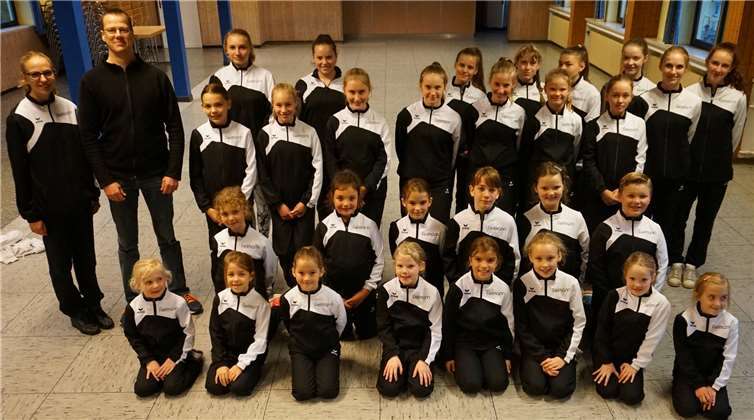 60 tanzbegeisterte Vettelschosser Nachwuchskürassiere wurden mit neuen Trainingsanzügen ausgestattet. privat