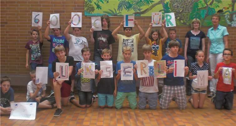 600 Euro übergab die Betreiberin des Schulkiosks, Inge Haas, an Brigitte Karpstein, die den Kontakt zur Patenschule hält. privat