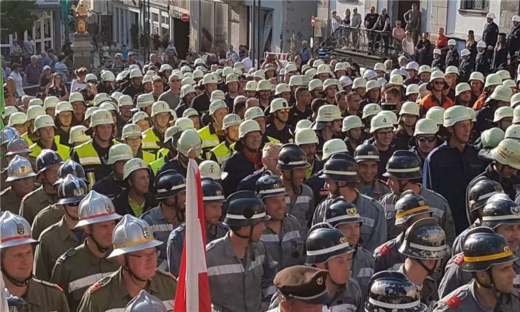 600 Feuerwehrfrauen und –männer bei der Siegerehrung am Abend in Hachenburg auf dem Alten Markt.Fotos: Freiwillige Feuerwehr Krümmel-Sessenhausen